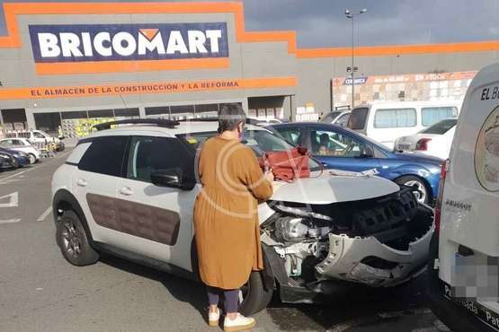 Accidente de tráfico en el parquin del CC El Mirador/TA.